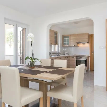 Appartement Damir For 8 Labin-rabac Santalezi